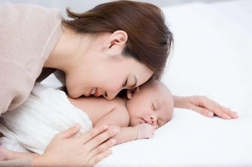 Làm gì khi trẻ sơ sinh khó ngủ?