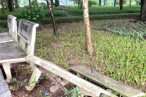 2 vườn hoa ở quận Hà Đông (Hà Nội) xuống cấp