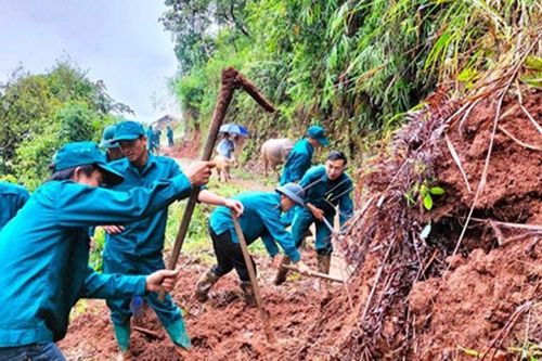 Lực lượng vũ trang Quân khu 2 giúp dân khắc phục hậu quả mưa lũ