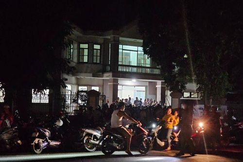 Cú 'bắt tay' nguy hiểm