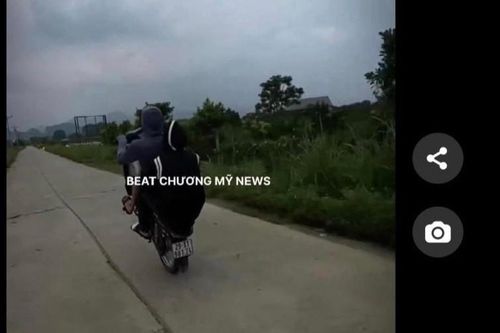 Qua tin báo người dân, CSGT mời hai thanh niên bốc đầu xe lên nhận giấy phạt