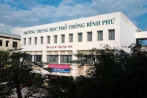 Bị review bán đồng phục, ép mua ba lô: Hiệu trưởng Trường THPT Bình Phú nói do nhân viên làm sai!