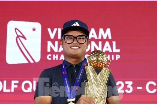 Nhà vô địch Nguyễn Nhất Long: 'Những nỗ lực được đền đáp, thật vui khi cầm chiếc Cúp trên tay'