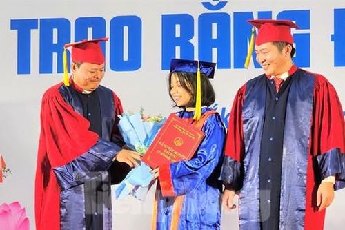 Hơn trăm tân bác sĩ trường đại học lớn nhất Tây Nguyên và lời thề Hippocrates