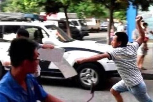 Bị cả xóm đuổi đánh vì đậu xe trước cửa nhà, tài xế nhập viện cấp cứu