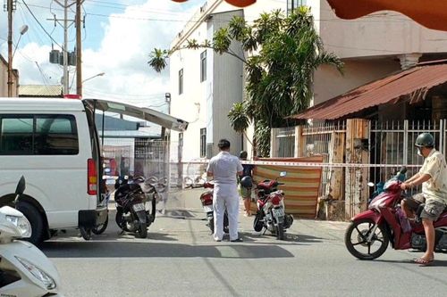 Kinh hoàng phát hiện thi thể treo lơ lửng bên hàng rào công ty