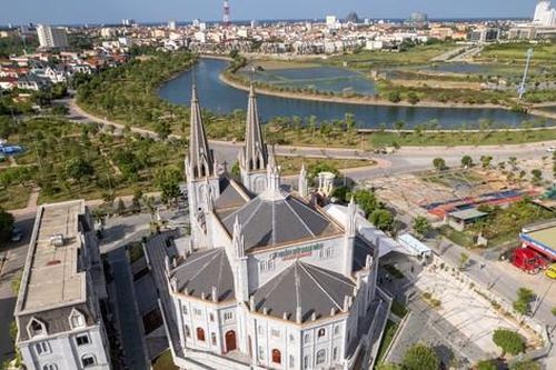 Ngôi thánh đường đẹp như tranh vừa khánh thành giữa lòng TP. Đồng Hới