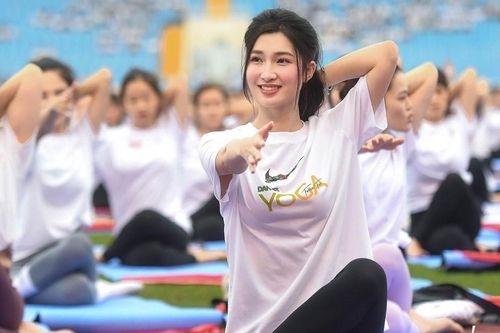 Hoa hậu Ngọc Hân, Á hậu Phương Nhi cùng 5.000 người đồng diễn Yoga