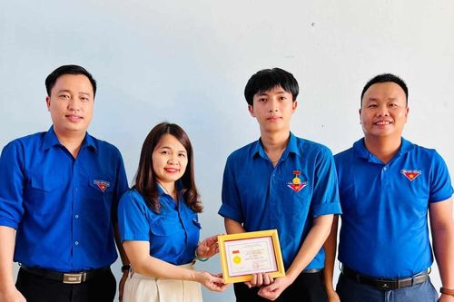Nam sinh lớp 11 bơi ra biển cứu nhóm người đuối nước