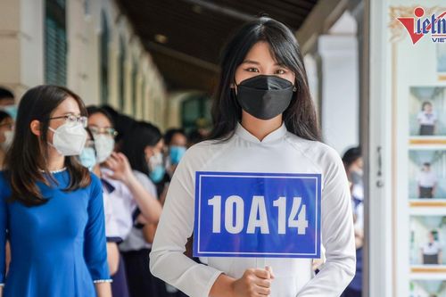 Trường yêu cầu đồng phục cả... balo: Sao ép phụ huynh phải 'mua bia kèm lạc'?