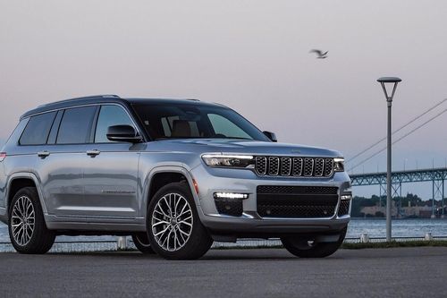 Hàng loạt xe Jeep Cherokee bị triệu hồi do lỗi trục lái gây mất kiểm soát