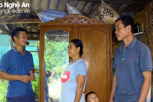Trưởng bản ở Kỳ Sơn 'đi từng nhà, rà từng người', khuyến cáo nhân dân di dời khi mưa lớn