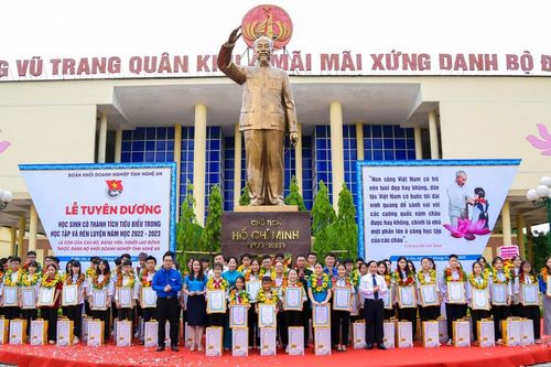 Đoàn Khối doanh nghiệp tỉnh Nghệ An tuyên dương 82 học sinh có thành tích xuất sắc
