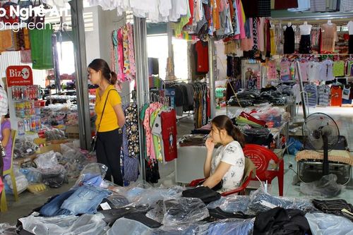 Chợ truyền thống ảm đạm, nhiều ki ốt treo biển chuyển nhượng