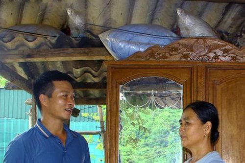 Trưởng bản ở xã Tà Cạ (Kỳ Sơn) khuyến cáo bà con sẵn sàng di dời phòng sạt lở
