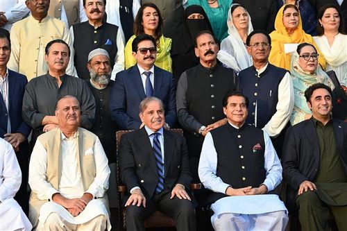 Tổng thống Pakistan yêu cầu bổ nhiệm Thủ tướng tạm quyền
