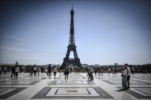 Pháp: Sơ tán du khách khỏi Tháp Eiffel do cảnh báo an ninh