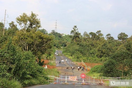 Sơ tán người dân ra khỏi khu vực sạt lở ở đường tránh phía Nam Tp.Bảo Lộc
