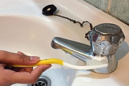 Những mẹo vặt làm sạch nhanh chóng vòi rửa, vòi tắm sạch bong sáng bóng