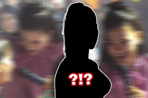 Nữ ca sĩ đang hát bỗng lao xuống sân khấu phỏng vấn khán giả khiến dân mạng 'sợ'