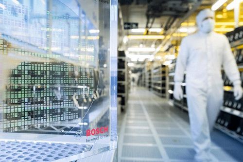 Các nhà cung cấp chi hàng tỷ USD để gấp rút đảm bảo nguồn chip mới