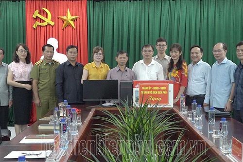 Trao tặng 20 bộ máy tính cho huyện Mường Khoa
