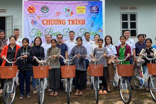 Nhóm cựu cán bộ Đoàn cơ sở TP. Pleiku tặng quà học sinh làng Ngol