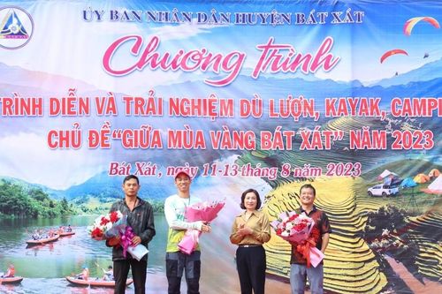 Khai mạc hoạt động trải nghiệm dù lượn, kayak, camping 'Bay giữa mùa vàng Bát Xát' năm 2023