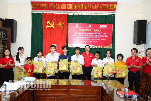 Tặng quà cho nạn nhân da cam có hoàn cảnh đặc biệt khó khăn