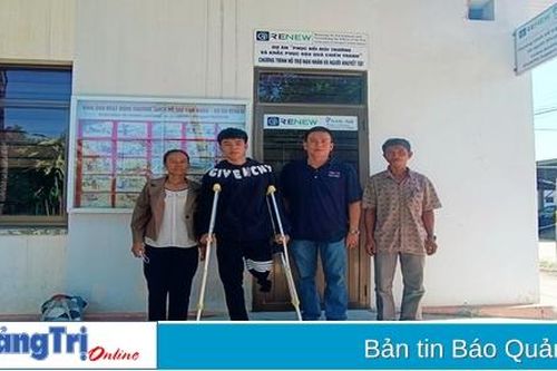 Giúp Vũ đứng lên