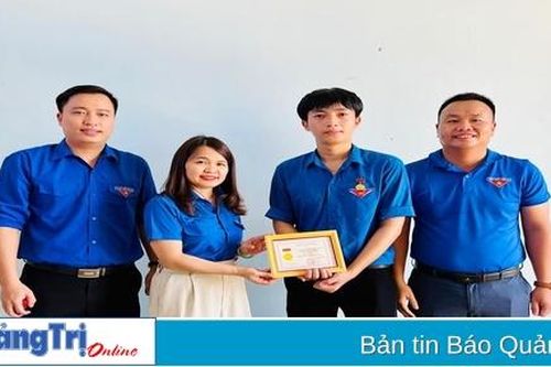 Trao huy hiệu tuổi trẻ dũng cảm cho học sinh cứu người bị đuối nước