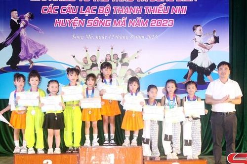 Gần 300 thanh, thiếu nhi tham gia Giải khiêu vũ thể thao và đồng diễn