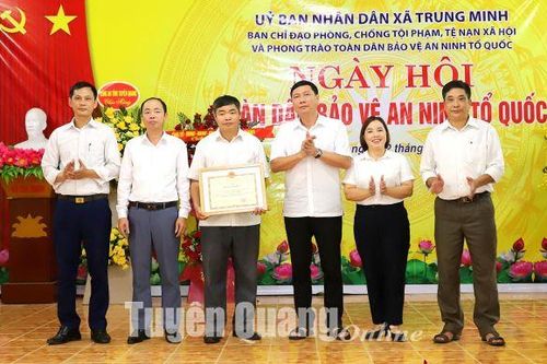 Đồng chí Trưởng Ban Nội chính Tỉnh ủy Phùng Tiến Quân dự Ngày hội Toàn dân bảo vệ an ninh Tổ quốc tại xã Trung Minh