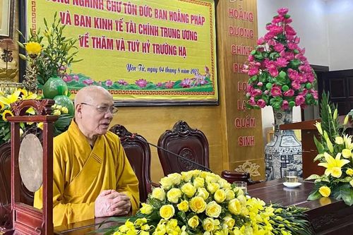 Quảng Ninh: Chư tôn đức Tăng, Ni, Phật tử TP.Hải Phòng tới thăm, cúng dường trường hạ