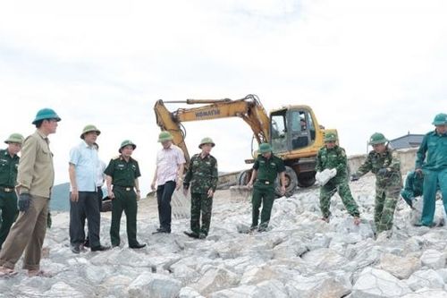 Hà Tĩnh: Chủ tịch UBND tỉnh Võ Trọng Hải kiểm tra khắc phục sạt lở kè biển Cẩm Nhượng