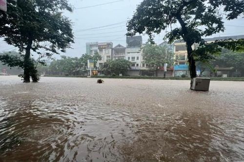 Vĩnh Phúc: Nhiều tuyến đường ở thành phố Vĩnh Yên ngập sau trận mưa lớn