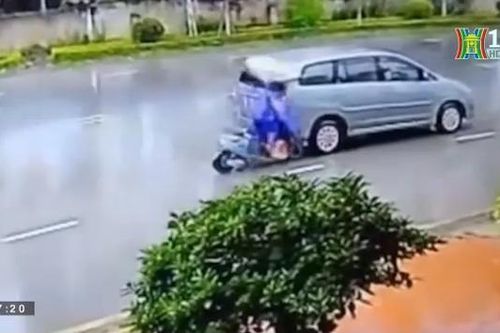 Nguy hiểm khi vừa cầm ô vừa lái xe