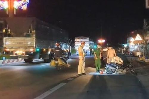 Người mẹ bị xe máy tông tử vong khi đang đi bộ cùng con gái trên QL1A
