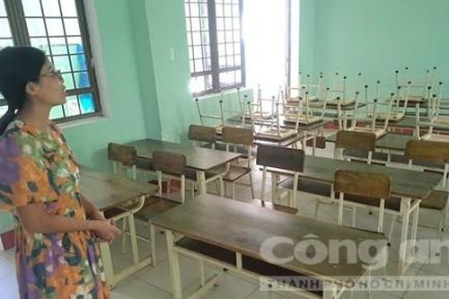 Thầy cô giáo, cán bộ huyện miền núi chung sức sửa bàn ghế cho học sinh