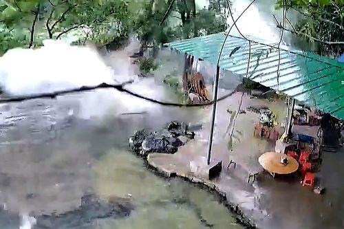 Kinh hoàng cảnh tượng nổ mìn khiến đá bay vào nhà dân