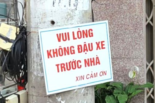 Đỗ xe trước cửa, tài xế bị chủ nhà và nhiều người trong xóm đánh nhập viện