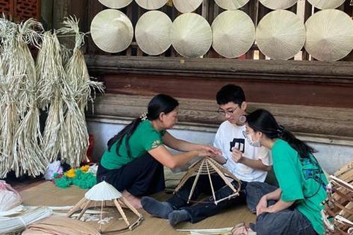 'Nghiêng vành nón Chuông' cùng các bạn trẻ tìm hiểu truyền thống