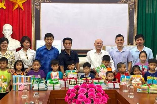 Tặng 3,5 tấn gạo và 1 tủ sách thư viện cho Làng trẻ em SOS Hà Nội