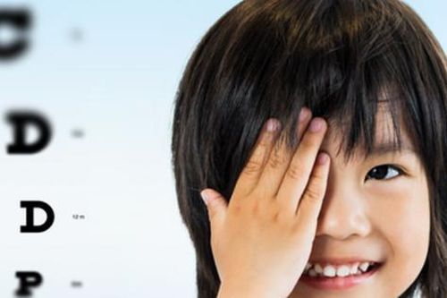 Thấy trẻ có những dấu hiệu này, cha mẹ chớ nên chủ quan mà cần đưa con đi khám ngay thị lực