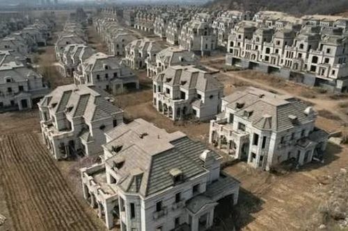 260 căn biệt thự phong cách châu Âu được kì vọng trở thành thiên đường cho các triệu phú, nhưng chỉ 2 năm sau hóa thị trấn hoang, làm nơi chăn thả gia súc