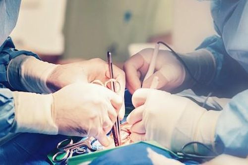 Người đàn ông 40 tuổi trông như 'ông lão 80' sau khi giảm cân quá nhanh