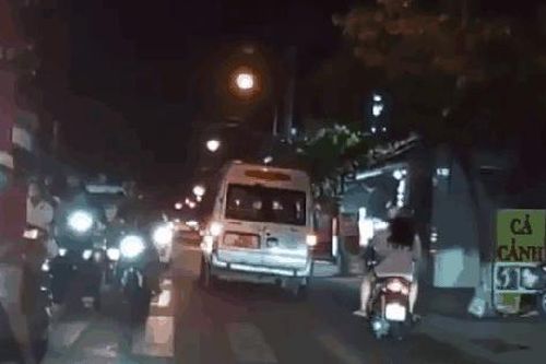 Ngỡ ngàng hình ảnh hành khách trên xe 16 chỗ 'vô ý thức' vứt chai thủy tinh xuống đường