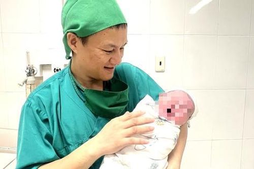 Quảng Ninh: Bé gái chào đời nặng 5 kg