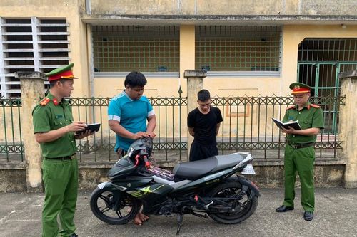 Bắt 2 đối tượng cướp giật tài sản của người phụ nữ