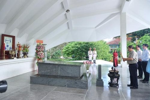 Thủ tướng dâng hương tại Khu di tích quốc gia Nguyễn Sinh Sắc
